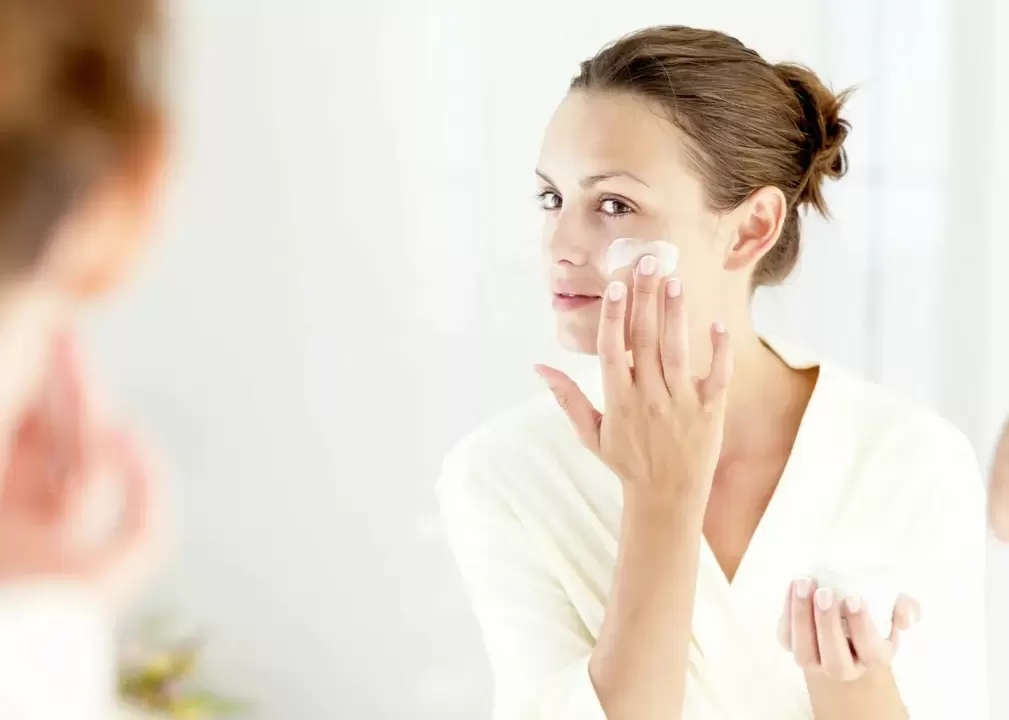 applicare la crema Eudalie per il ringiovanimento della pelle